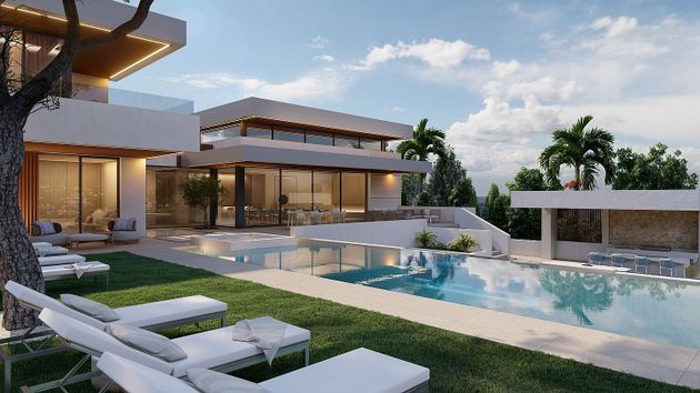 Foto 2 de Casa nova en venda a calle Valle del Golf de 5 habitacions amb piscina i jardí