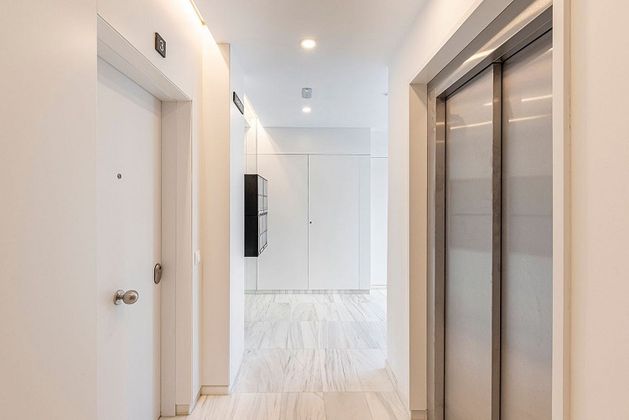 Foto 1 de Venta de piso nuevo en calle De Tivissa de 3 habitaciones con piscina y ascensor