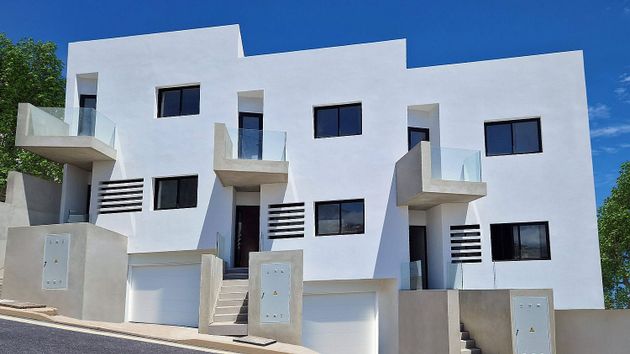 Foto 2 de Casa nova en venda a calle Morra de Los Valitos de 3 habitacions amb jardí
