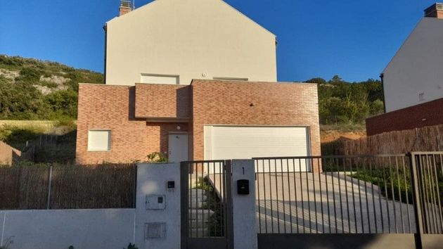 Foto 1 de Casa nova en venda a Yerri de 4 habitacions amb jardí i aire acondicionat
