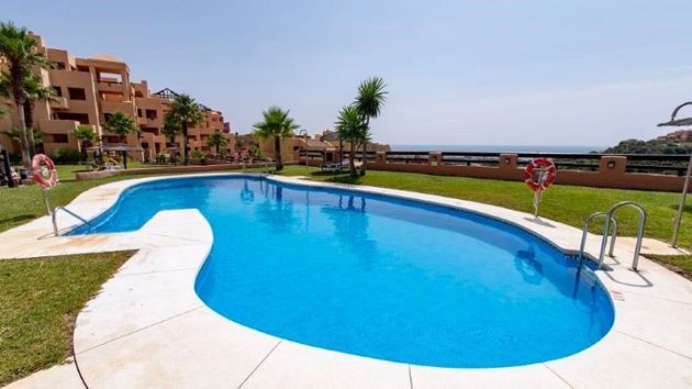 Foto 1 de Pis nou en venda a San Luis de Sabinillas de 2 habitacions amb piscina i jardí