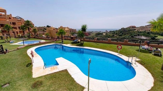 Foto 2 de Pis nou en venda a San Luis de Sabinillas de 2 habitacions amb piscina i jardí