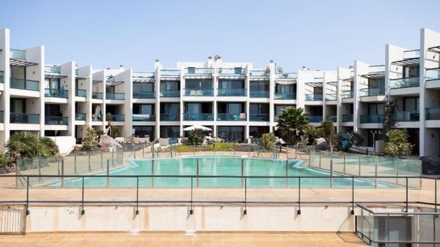 Foto 1 de Venta de piso nuevo en Corralejo de 3 habitaciones con piscina y jardín