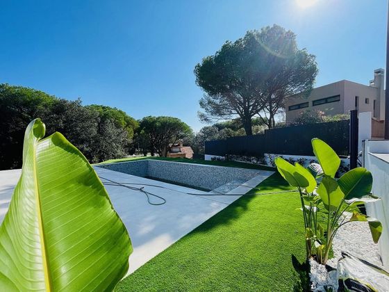 Foto 1 de Casa nova en venda a calle Del Montsià de 5 habitacions amb piscina i jardí