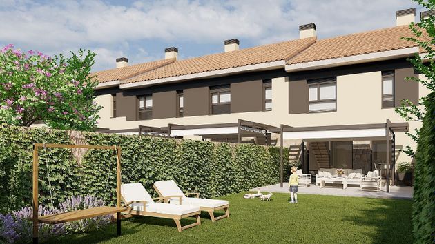 Foto 1 de Casa nova en venda a calle Cuatro Peñas de 4 habitacions amb piscina i jardí
