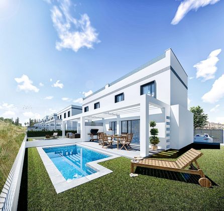Foto 1 de Casa nova en venda a calle Manzana L Sub de 4 habitacions amb piscina