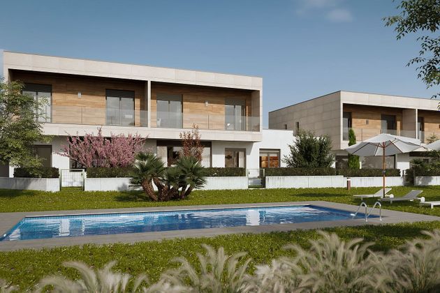 Foto 1 de Casa nova en venda a calle Emperador Claudio de 4 habitacions amb piscina i jardí