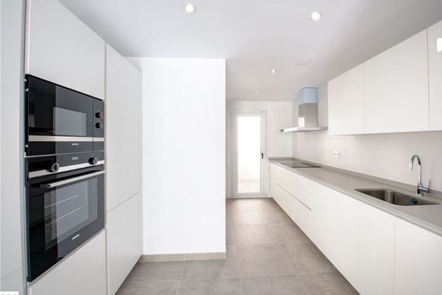 Foto 2 de Venta de piso nuevo en calle Benet Pons i Fàbregues de 2 habitaciones con aire acondicionado y ascensor