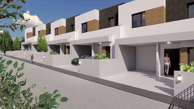 Foto 1 de Casa nova en venda a calle Voz Al Rey de 3 habitacions amb jardí