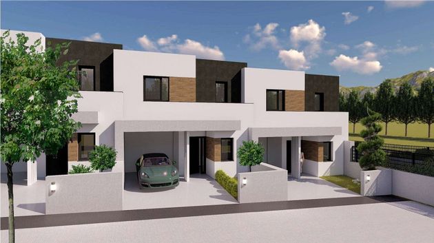 Foto 2 de Venta de casa nueva en calle Voz Al Rey de 3 habitaciones con jardín