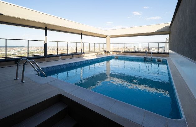 Foto 1 de Pis nou en venda a calle Navarra de 3 habitacions amb piscina i ascensor