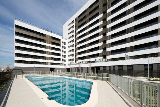 Foto 1 de Pis nou en venda a calle Navarra de 4 habitacions amb piscina i ascensor