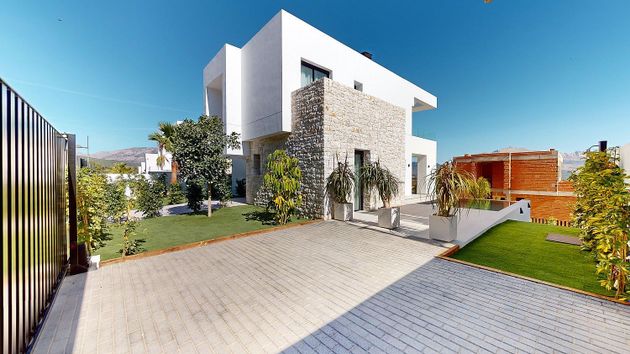 Foto 1 de Casa nova en venda a calle Rei Jaume I de 3 habitacions amb piscina i jardí