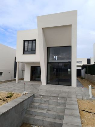 Foto 1 de Casa nueva en venta en calle De Los Tornajos de 4 habitaciones con piscina y jardín