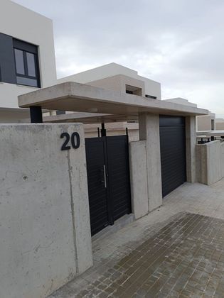 Foto 2 de Casa nueva en venta en calle De Los Tornajos de 4 habitaciones con piscina y jardín