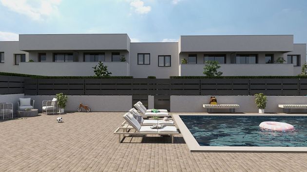 Foto 2 de Casa nova en venda a calle Hecho & Canfranc de 5 habitacions amb piscina i jardí