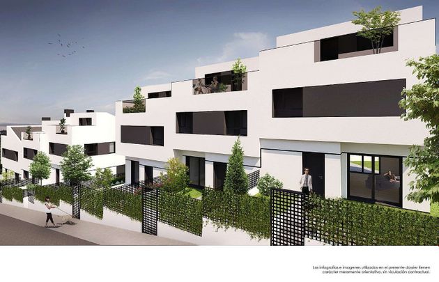 Foto 2 de Venta de casa nueva en calle Julian Garaizar de 3 habitaciones con jardín