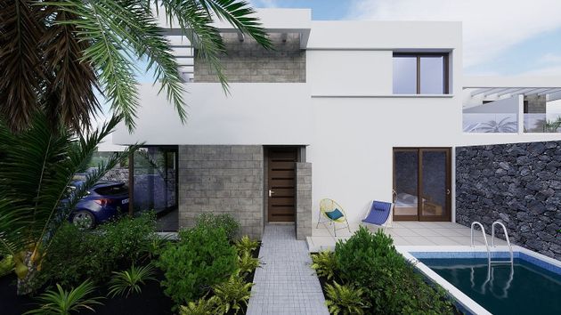 Foto 2 de Casa nueva en venta en calle La Luchada de 3 habitaciones con piscina y jardín