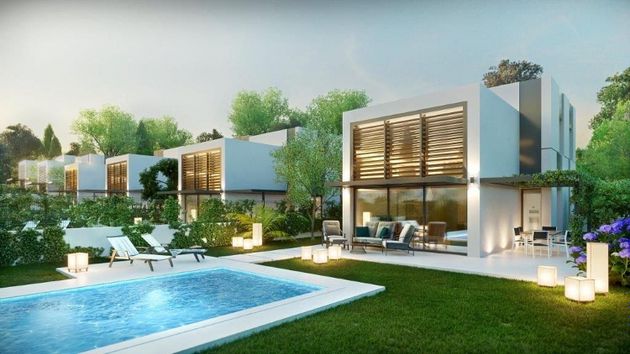 Foto 1 de Casa nova en venda a calle Cantueso de 4 habitacions amb jardí i aire acondicionat