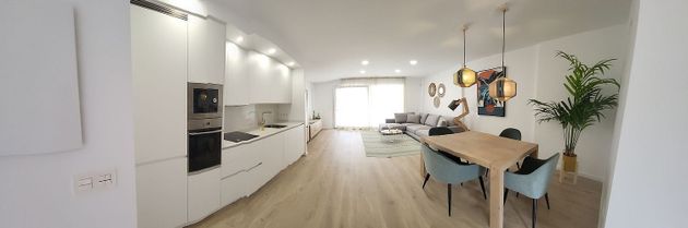 Foto 1 de Venta de casa nueva en calle Antoni Tàpies de 3 habitaciones con piscina y jardín