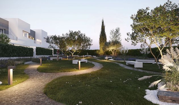 Foto 2 de Casa nova en venda a calle Emperador Claudio de 5 habitacions amb piscina i jardí