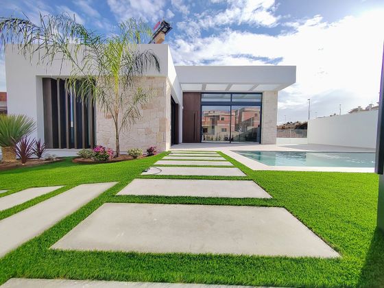 Foto 1 de Casa nueva en venta en calle Laguna de Gallocanta de 4 habitaciones con piscina y jardín