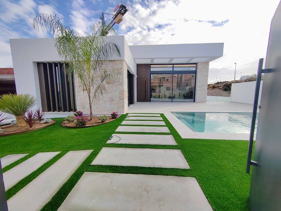 Foto 2 de Casa nueva en venta en calle Laguna de Gallocanta de 4 habitaciones con piscina y jardín