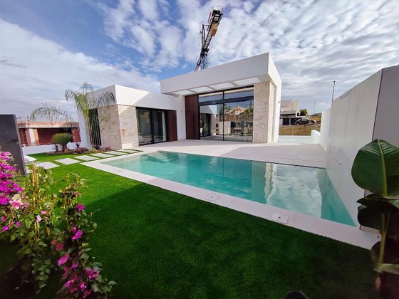 Foto 1 de Casa nova en venda a calle Laguna de Gallocanta de 5 habitacions amb piscina i jardí