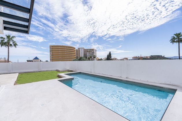 Foto 2 de Casa nova en venda a Torreblanca del Sol de 3 habitacions amb piscina i jardí