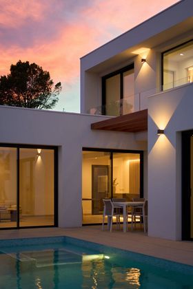 Foto 1 de Casa nova en venda a calle Turquesa de 3 habitacions amb piscina i jardí