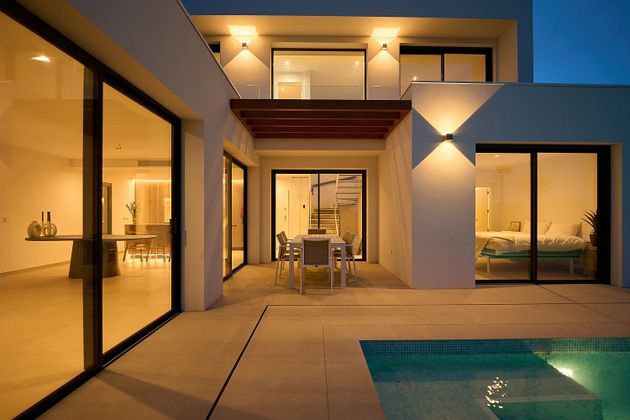 Foto 2 de Casa nova en venda a calle Turquesa de 3 habitacions amb piscina i jardí