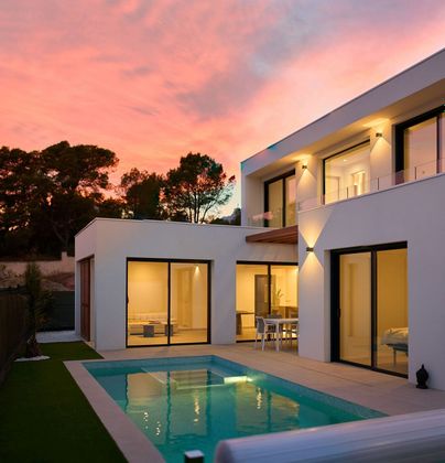 Foto 1 de Casa nova en venda a calle Turquesa de 3 habitacions amb piscina i jardí