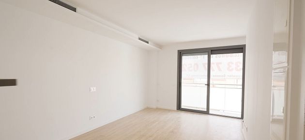 Foto 2 de Venta de piso nuevo en calle Del Marquès de Cornellà de 3 habitaciones con aire acondicionado y ascensor