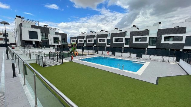 Foto 1 de Casa nova en venda a calle Canarios de 4 habitacions amb piscina i jardí