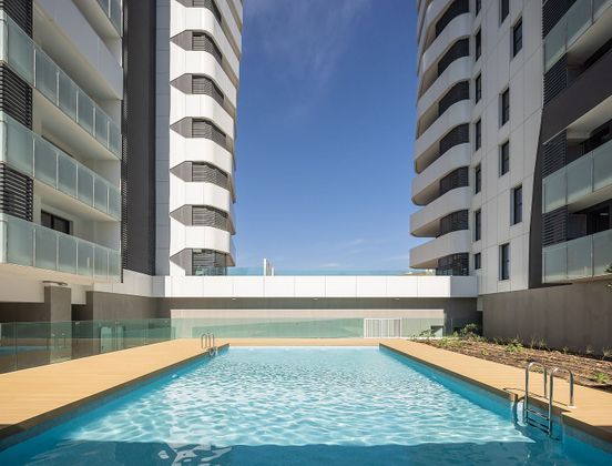 Foto 1 de Piso nuevo en alquiler en calle Fernando Abril Martorell de 4 habitaciones con piscina y ascensor