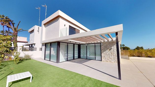 Foto 1 de Casa nova en venda a calle Torrevieja Mz II de 3 habitacions amb piscina i jardí
