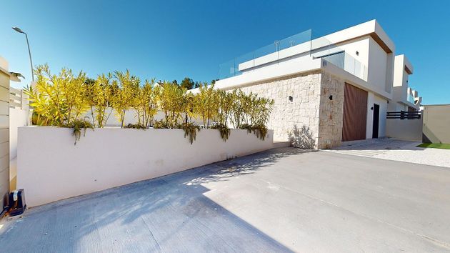 Foto 2 de Venta de casa nueva en calle Torrevieja Mz II de 3 habitaciones con piscina y jardín