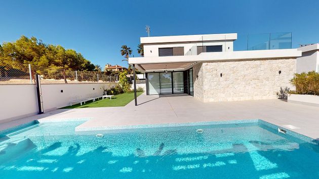 Foto 1 de Venta de casa nueva en calle Torrevieja Mz II de 3 habitaciones con piscina y jardín