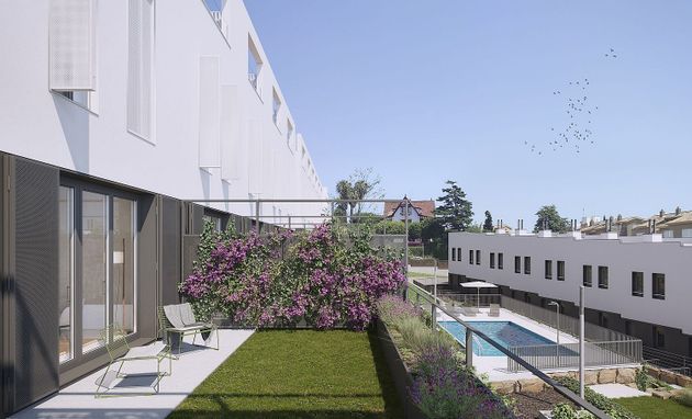 Foto 1 de Casa nova en venda a calle Costa Blanca de 4 habitacions amb piscina i jardí
