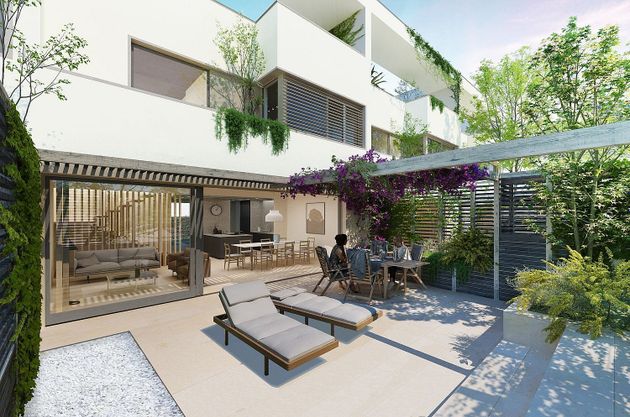 Foto 1 de Venta de casa nueva en calle Ď Apel·Les Mestres de 5 habitaciones con jardín