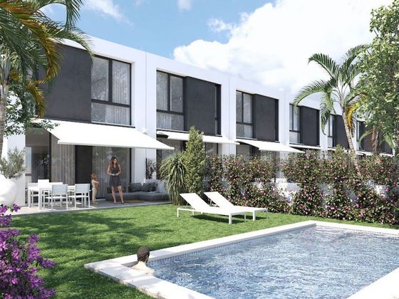 Foto 1 de Casa nova en venda a calle Mar Caspio de 4 habitacions amb piscina i jardí