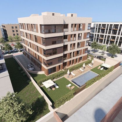 Foto 1 de Venta de piso nuevo en calle Pere Calders de 4 habitaciones con piscina y jardín
