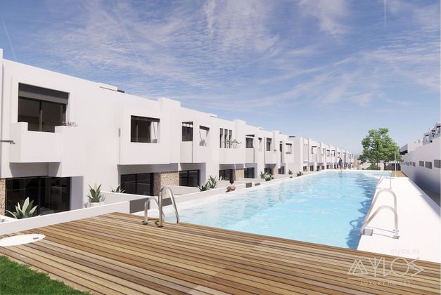 Foto 1 de Casa nova en venda a calle San José de 3 habitacions amb piscina i jardí
