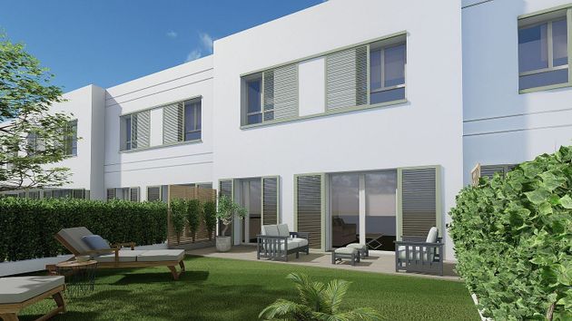 Foto 2 de Casa nueva en venta en calle Alarcos de 4 habitaciones con jardín