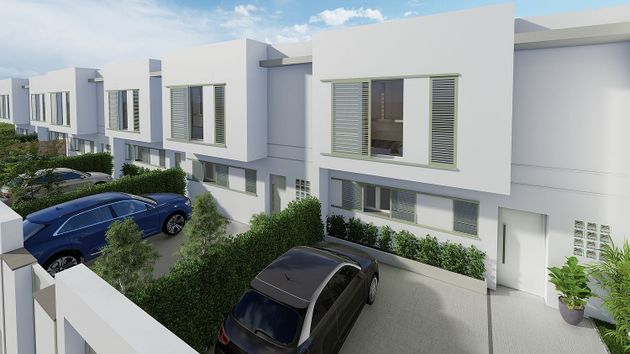Foto 2 de Casa nueva en venta en calle Alarcos de 4 habitaciones con jardín