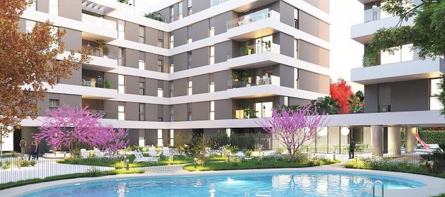 Foto 1 de Venta de piso nuevo en calle Almendralejo & Secoya de 3 habitaciones con piscina y jardín