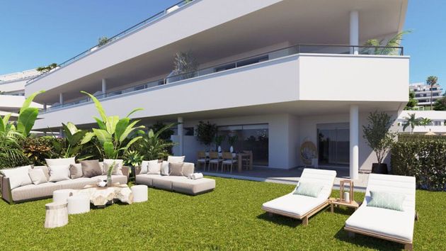 Foto 2 de Casa nueva en venta en calle Islas Bermudas de 2 habitaciones con piscina y jardín