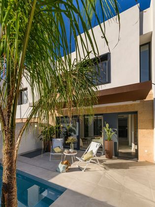 Foto 2 de Casa nova en venda a calle Andres Hernandez Ros de 4 habitacions amb piscina i jardí