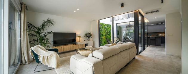 Foto 1 de Venta de casa nueva en calle Andres Hernandez Ros de 3 habitaciones con piscina y jardín