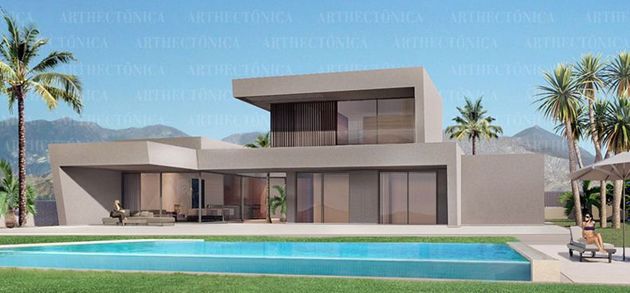 Foto 1 de Casa nueva en venta en calle Los Tulipanes de 4 habitaciones con piscina y jardín